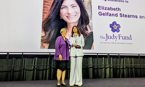 Donna McCullough, chief mission and field operations officer of the Alzheimer's Association, presents the 2023 Stone Award to Elizabeth Gelfand Stearns and The Judy Fund.