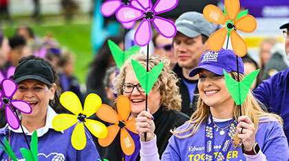 A large group photo of the Edward Jones team waving at the camera at a local Walk to End Alzheimer's event.
