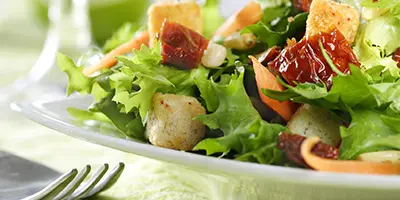 Fresh salad with leafy greens, croutons, and vegetable, highlighting nutritious choices in Alzheimer’s dementia support.