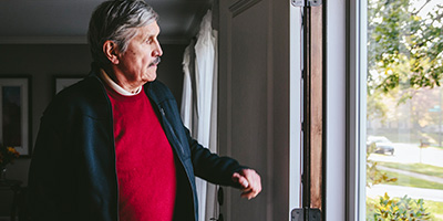 Las personas que viven con el Alzheimer van a pasear a menudo pero usted puede ayudar a prevenir eso.