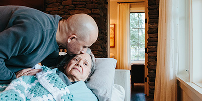 Durante la etapa final, la persona que vive con el Alzheimer necesita cuidado constante.