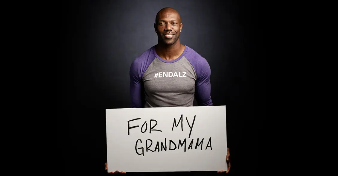 Pro-football Hall of Famer Terrell Owens goes purple to raise Alzheimer's awareness.